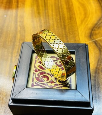 Stylish Golden Shine Bracelet for Women – Elegant & Trendy Design