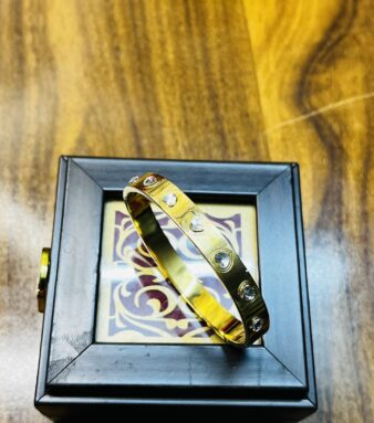 Golden Bracelet with Glossy Finish – Perfect Gift for Her