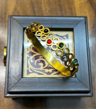 Designer Golden Shine Bracelet – Chic & Classy Style