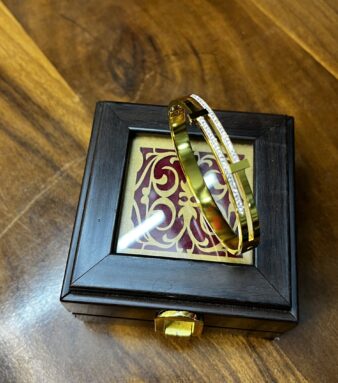 Luxury Shine Gold Bracelet – Stylish Accessory for Every Occasion