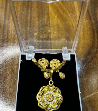 Chic & Classy: Gold Necklace with Earrings for the Perfect Match
