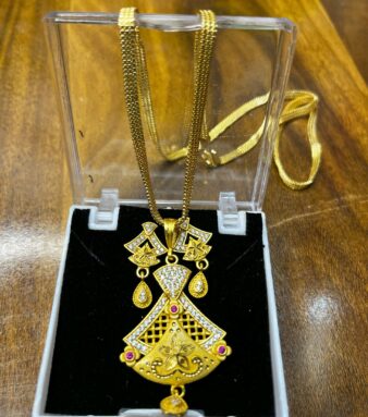 Golden Elegance: Matching Necklace and Earrings Set for Women