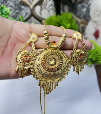 Elegant Gold Plated Jewellery Set with Necklace and Matching Earrings