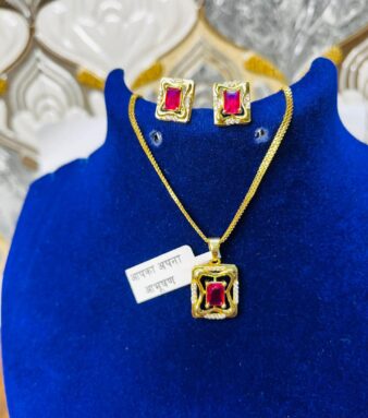 Chic Necklace and Earrings Set with Sleek Chain