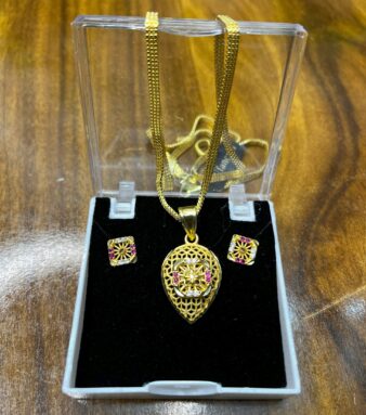 Glam Up with Our Trendy Gold Necklace and Earring Set