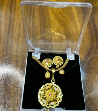 Elegant Gold-Plated Floral Jewelry Set with Ruby Accents – Necklace & Earrings