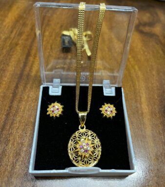 Stylish Gold-Plated Floral Necklace Set with Ruby and Diamond Accents – Pendant & Earrings"