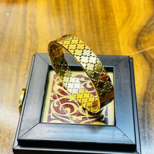 Stylish Golden Shine Bracelet for Women – Elegant & Trendy Design