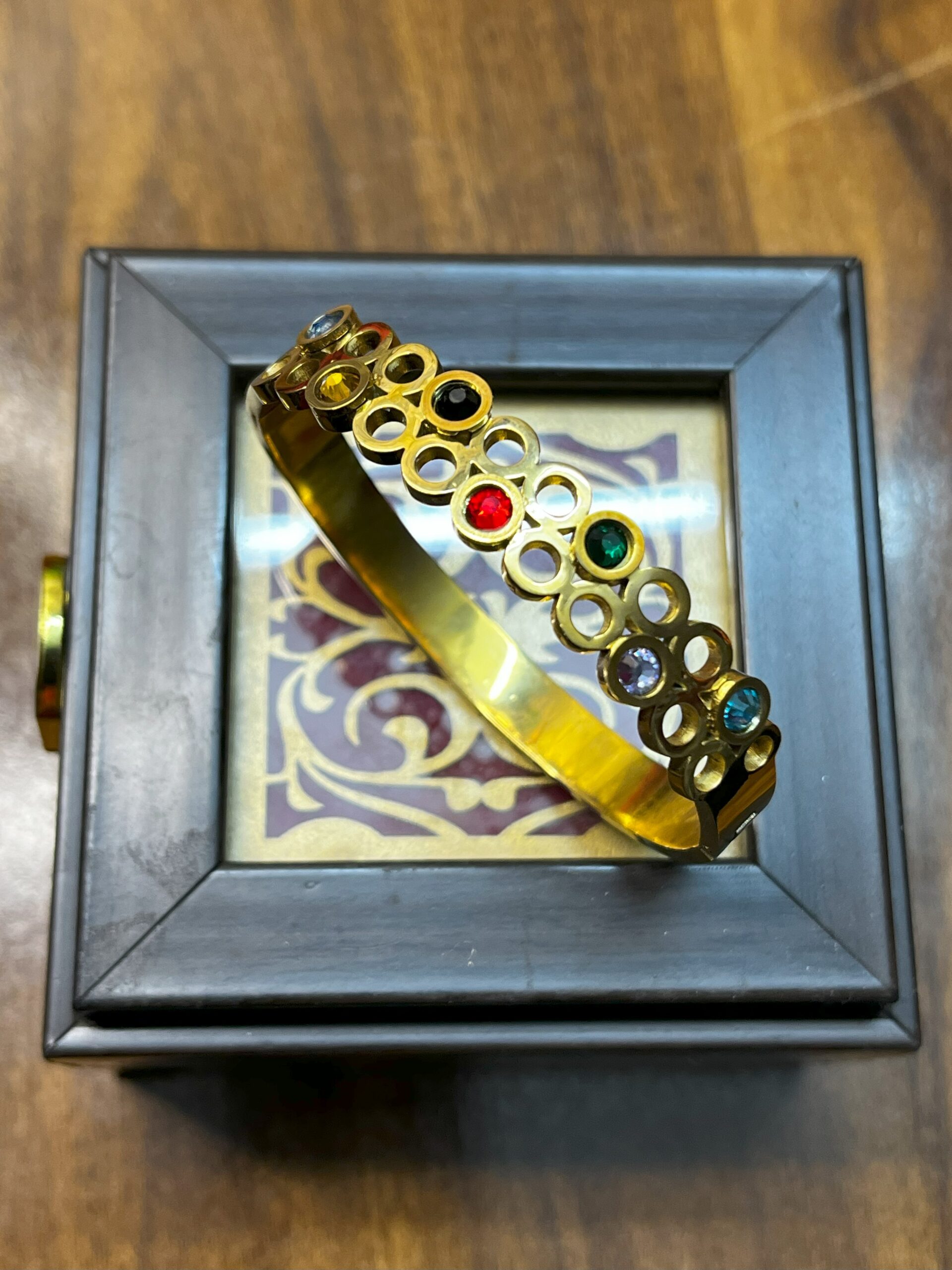 Designer Golden Shine Bracelet – Chic & Classy Style