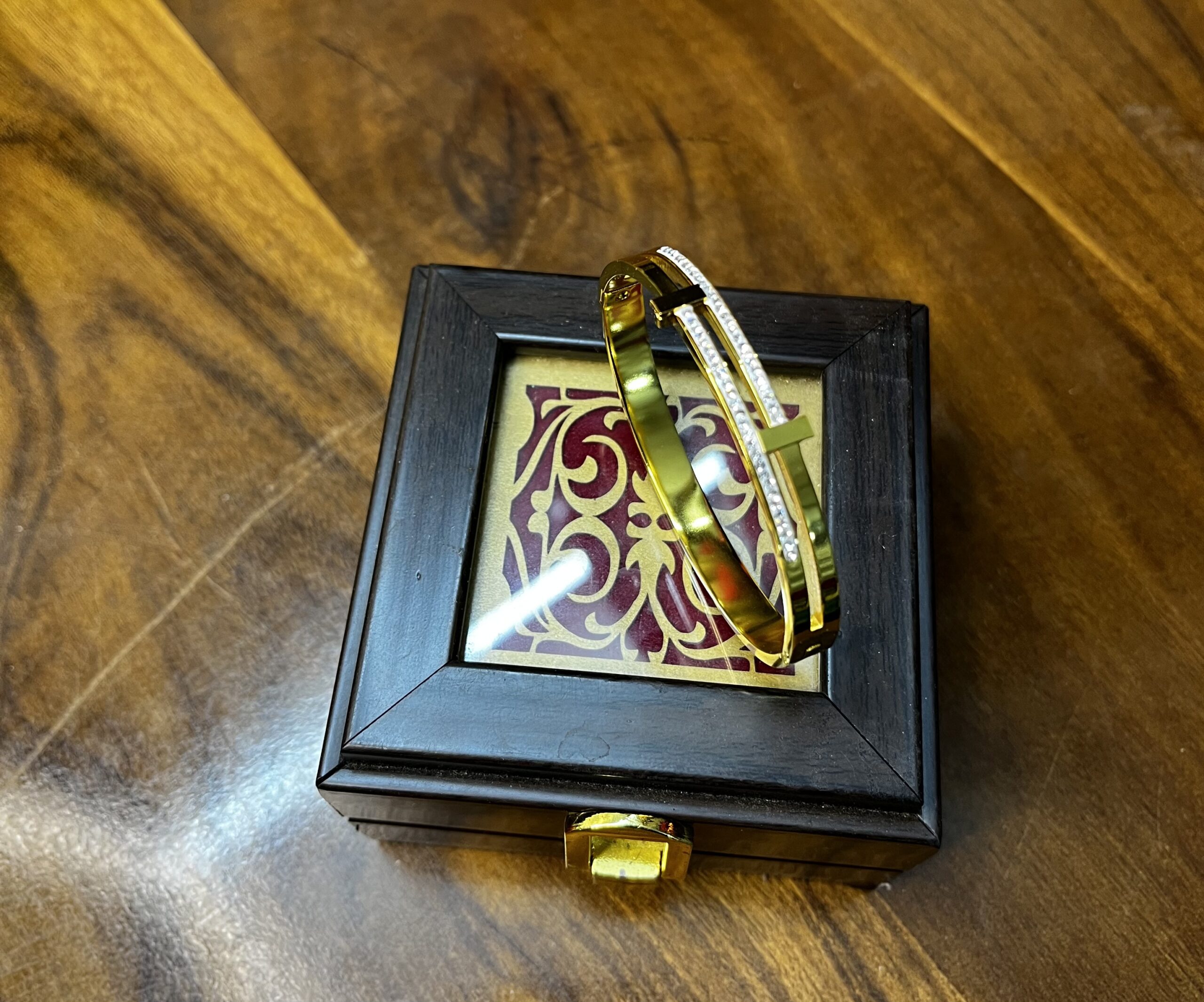 Luxury Shine Gold Bracelet – Stylish Accessory for Every Occasion
