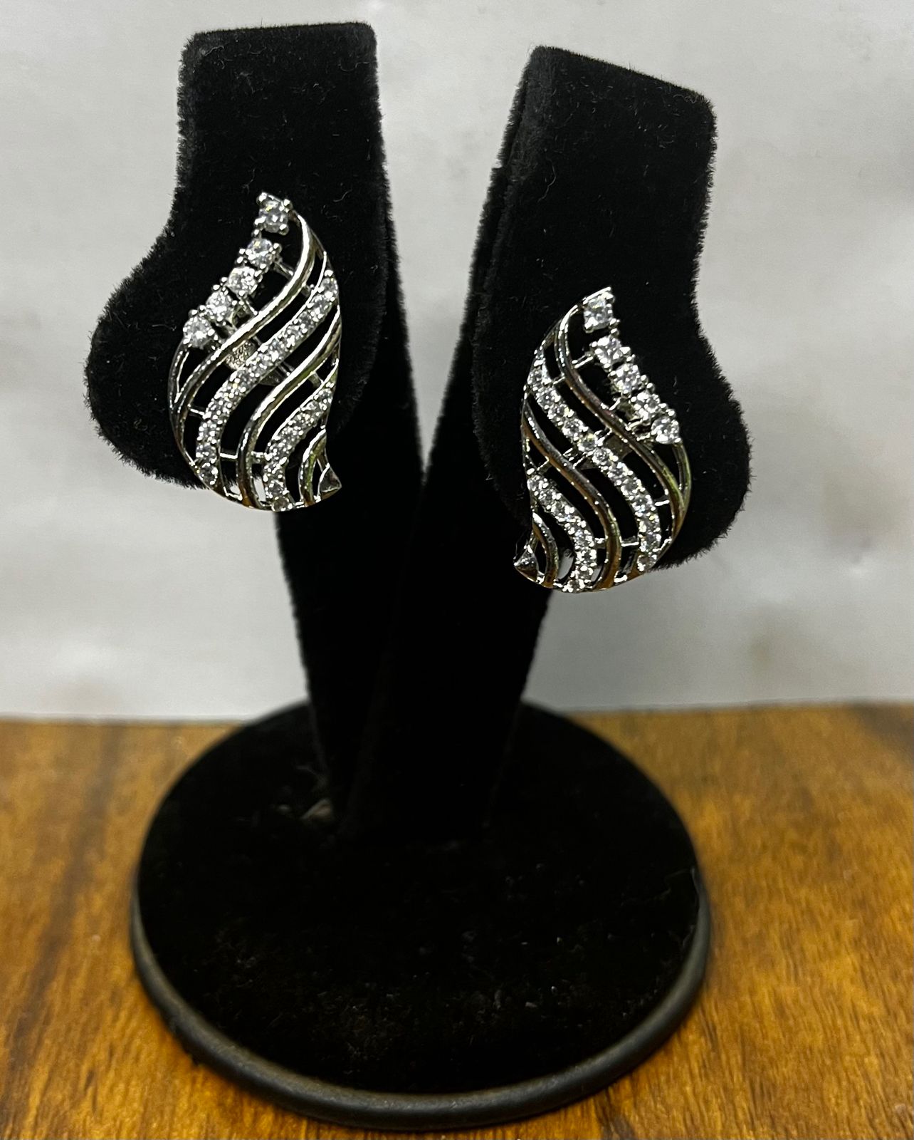 Crystal Flow: Elegant Silver Earrings