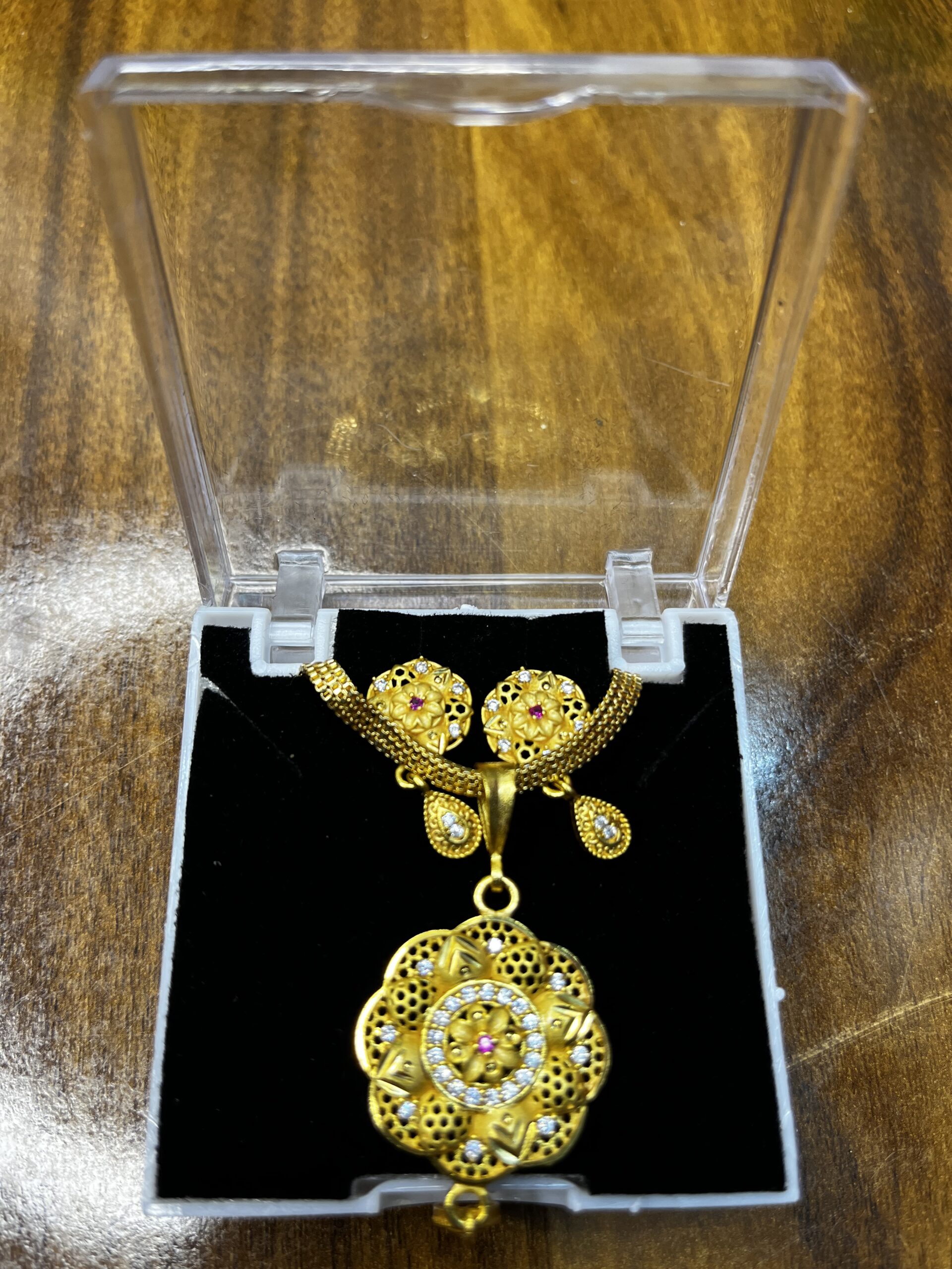 Chic & Classy: Gold Necklace with Earrings for the Perfect Match