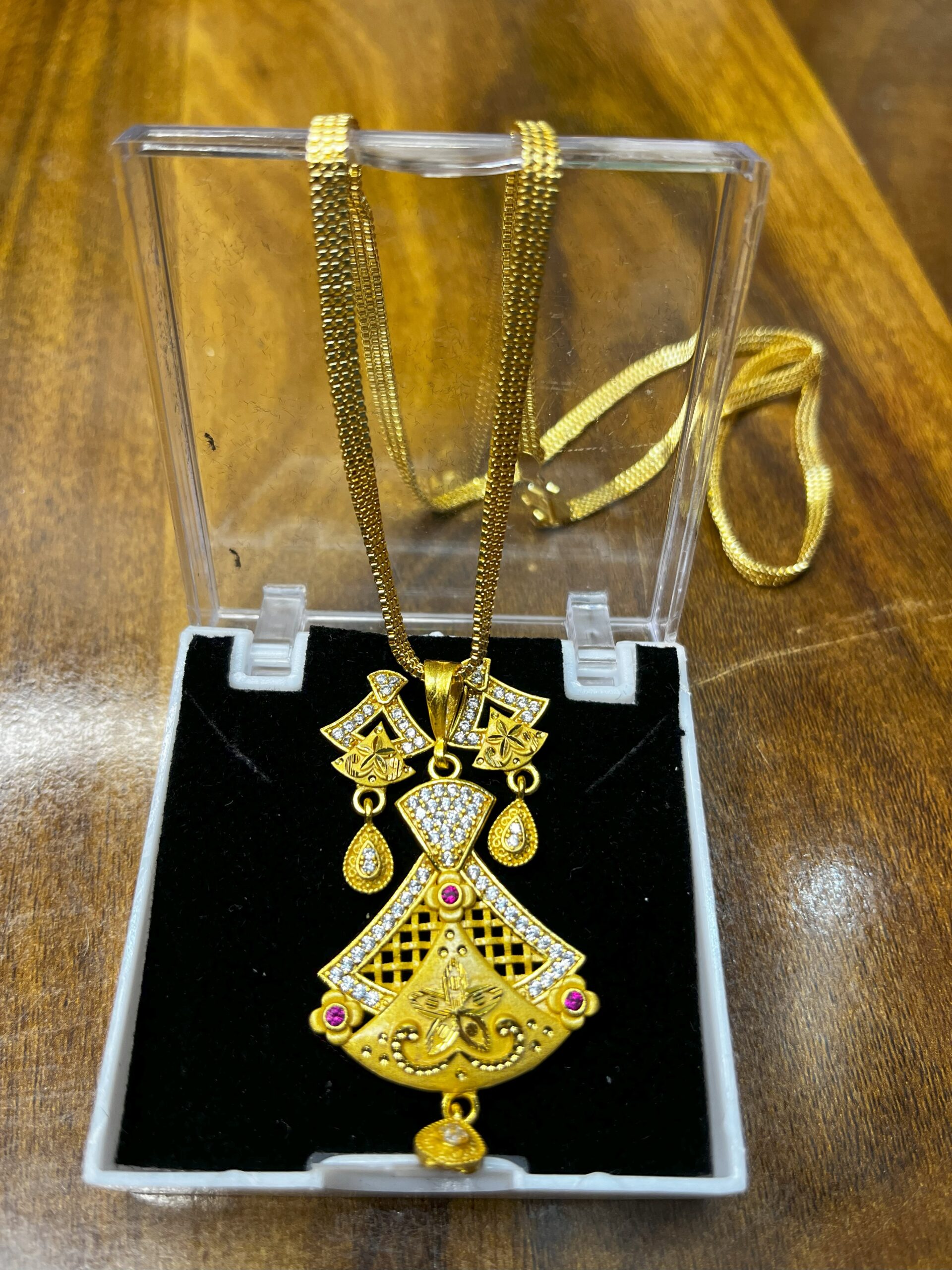 Golden Elegance: Matching Necklace and Earrings Set for Women