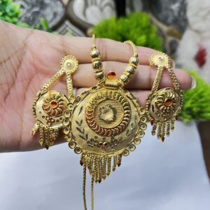 Elegant Gold Plated Jewellery Set with Necklace and Matching Earrings