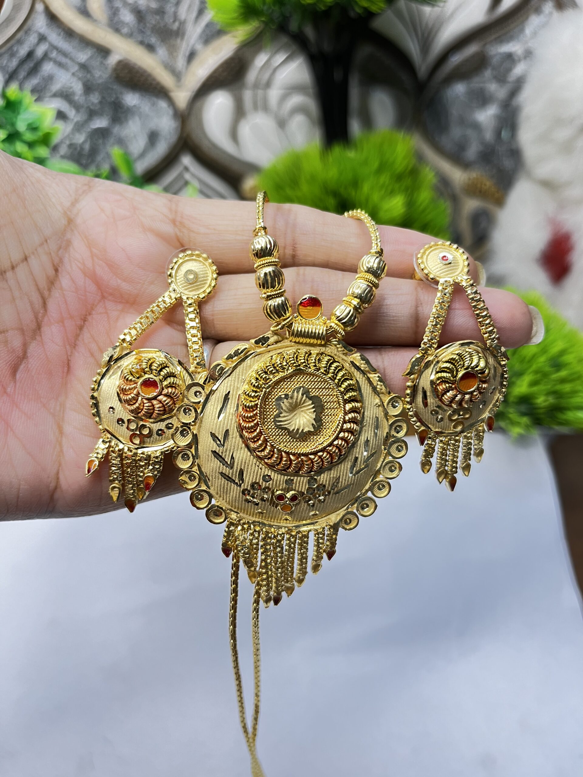 Elegant Gold Plated Jewellery Set with Necklace and Matching Earrings