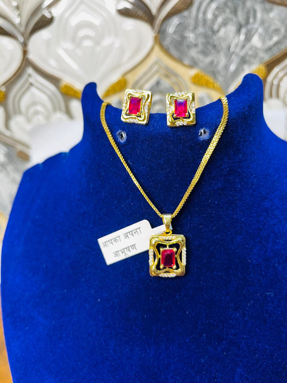 Chic Necklace and Earrings Set with Sleek Chain