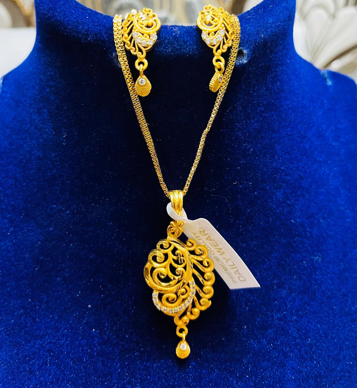 Golden Glow: Stunning Necklace & Earring Set