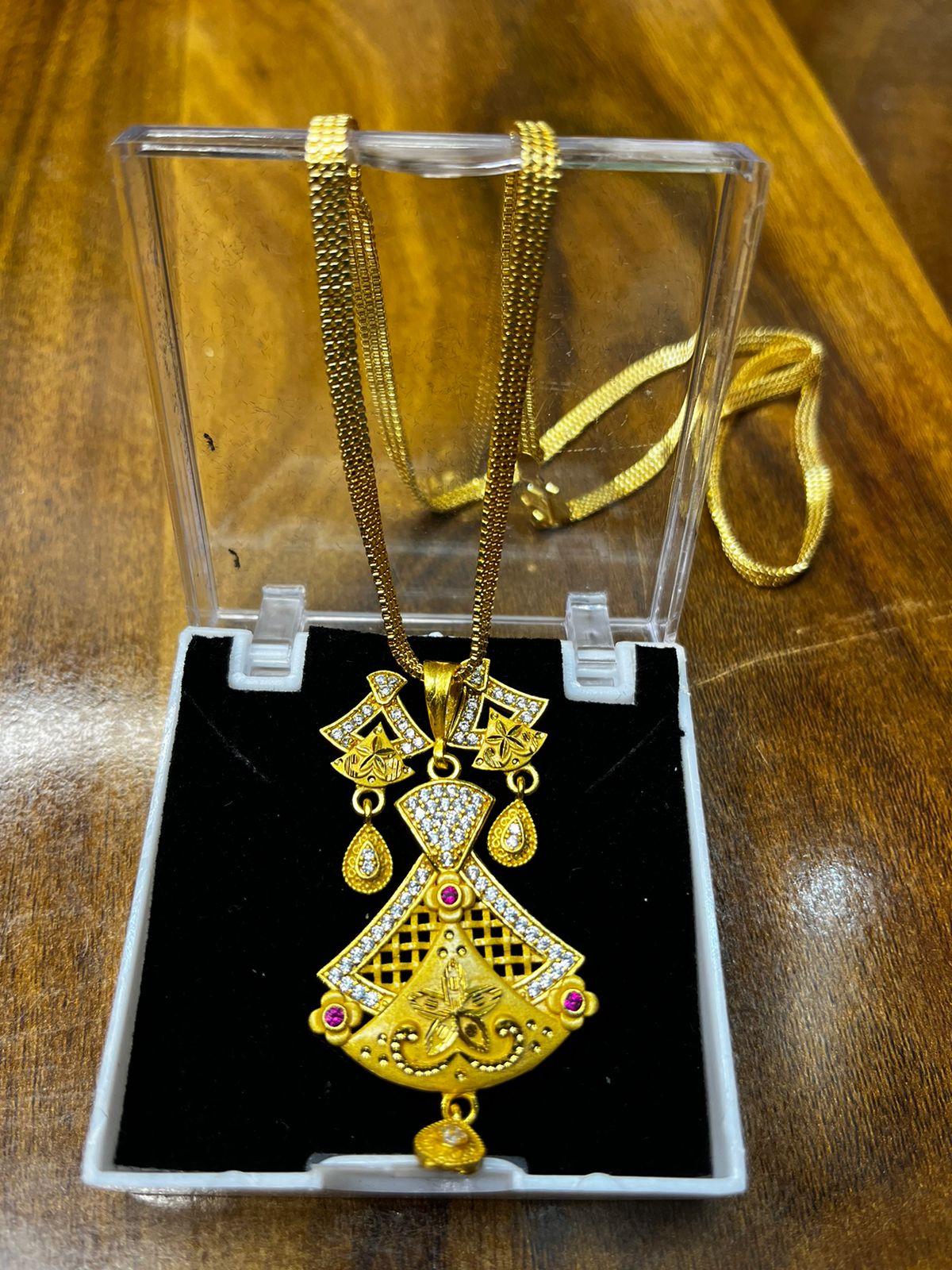 Designer Gold Plated Pendant Necklace with Stone & Floral Detailing