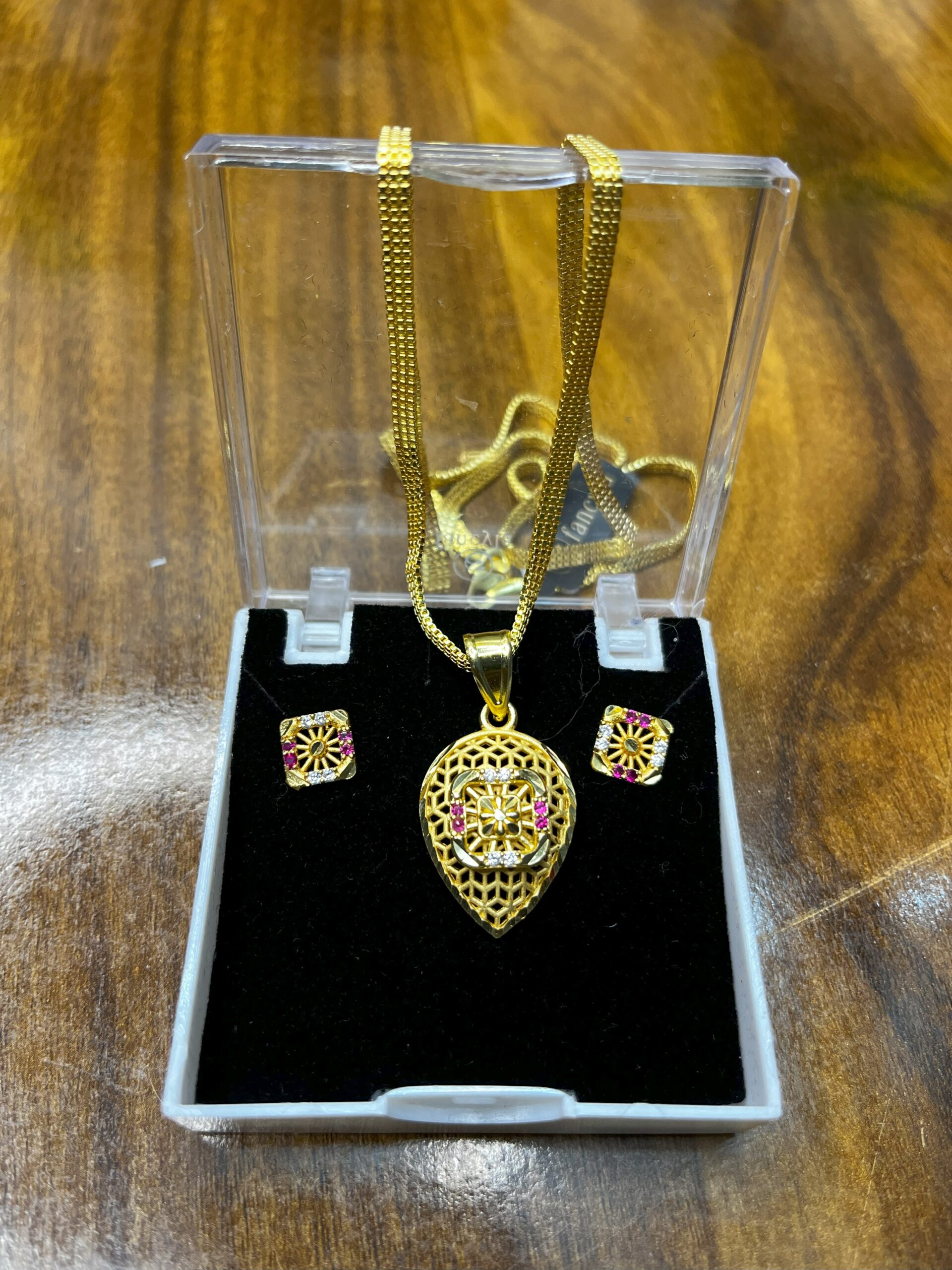 Glam Up with Our Trendy Gold Necklace and Earring Set