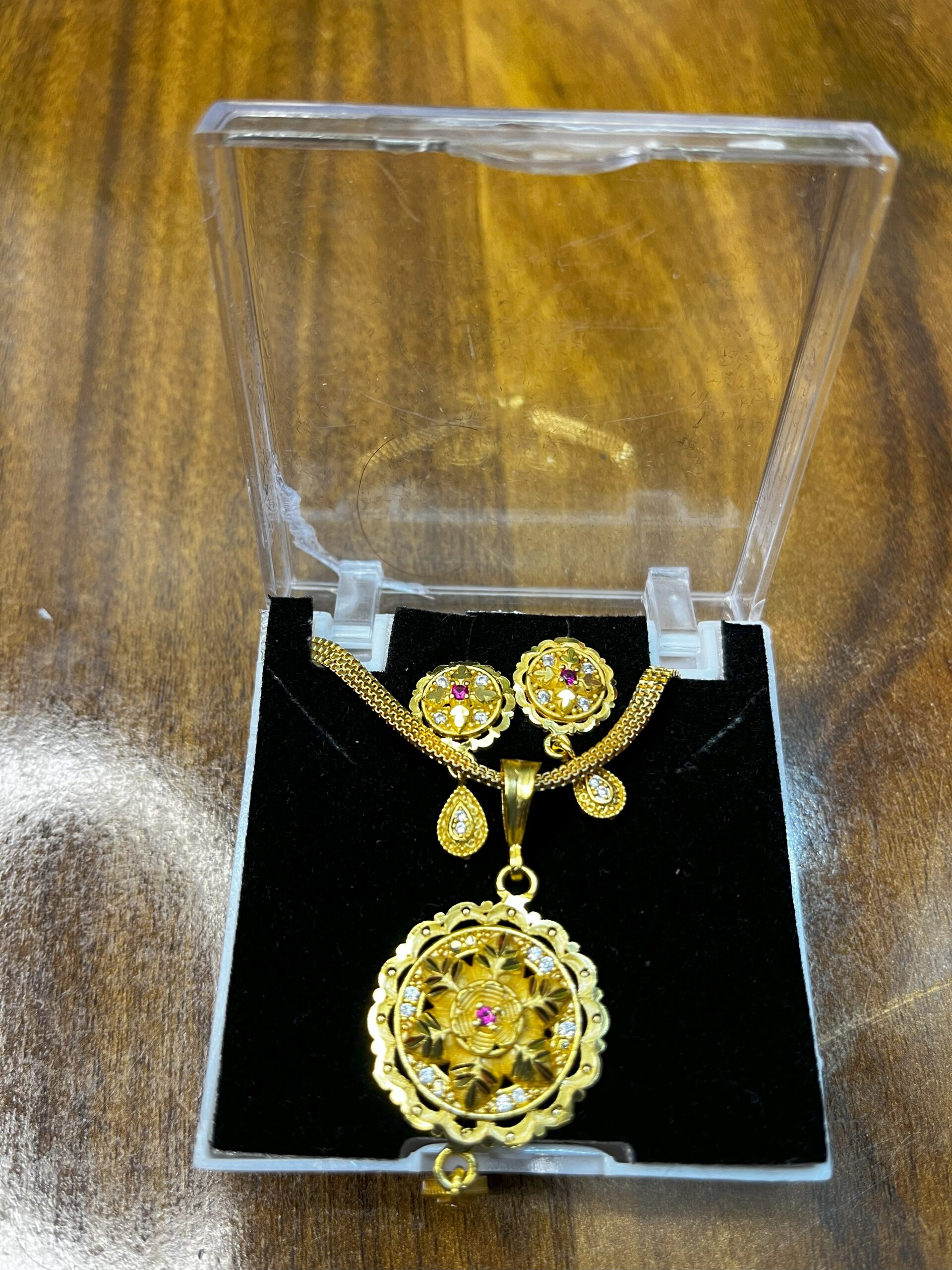 Elegant Gold-Plated Floral Jewelry Set with Ruby Accents – Necklace & Earrings