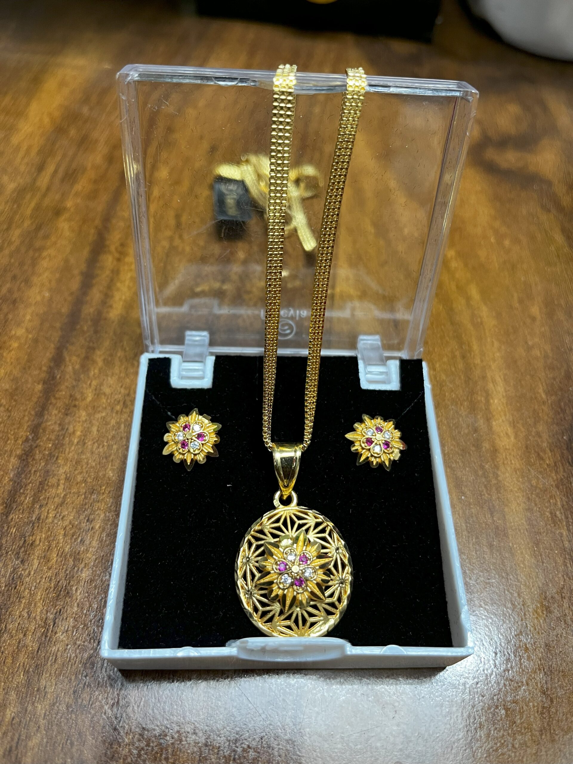 Stylish Gold-Plated Floral Necklace Set with Ruby and Diamond Accents – Pendant & Earrings"