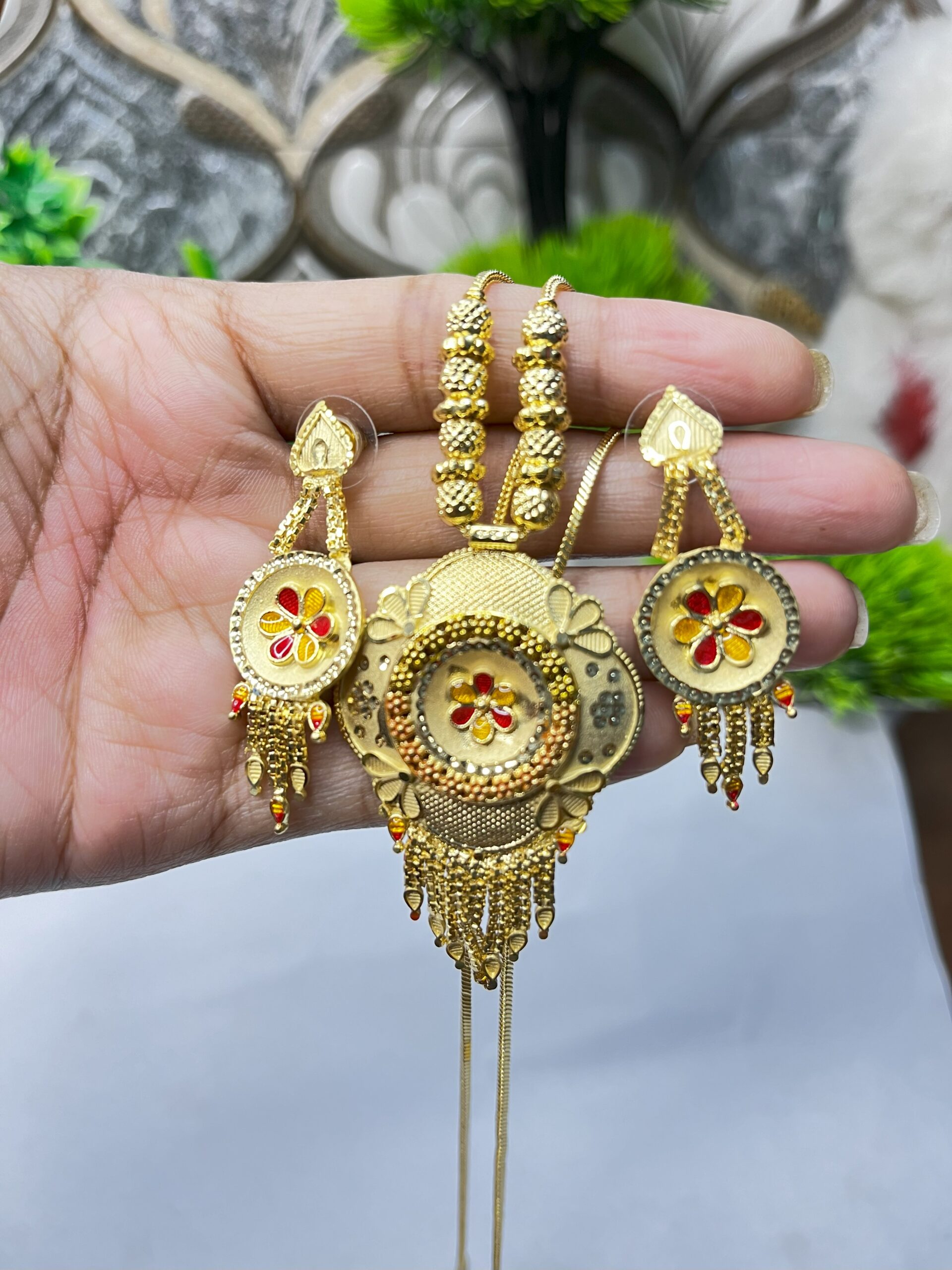 Stylish Golden Shine Necklace Set with Matching Earrings for Women