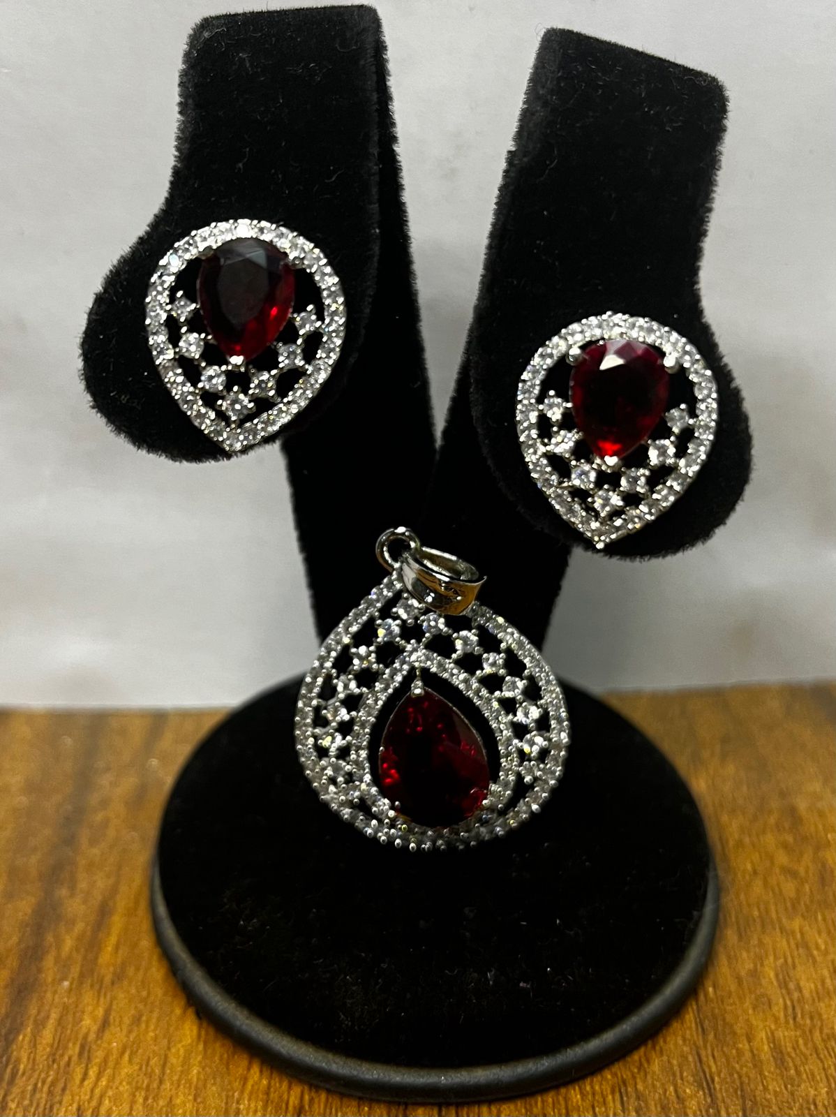 Ruby Radiance: Teardrop Stone Jewelry Set